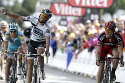 Contador levanta el brazo pensando que ha ganado a Evans en la meta del Mûr de Bretange.