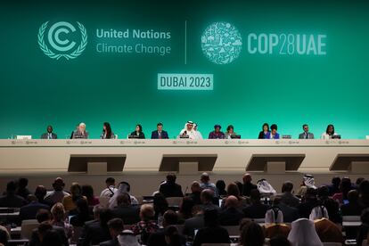 El sultán Ahmed Al Jaber, presidente de la Conferencia sobre el Clima COP28, asiste a la sesión inaugural de la conferencia poco después de ser confirmado presidente de la COP28 el 30 de noviembre de 2023 en Dubai, Emiratos Árabes Unidos.