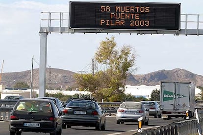 Información en uno de los paneles de mensaje variable en una carretera valenciana durante el puento del 9 d&#39;Octubre y El Pilar.