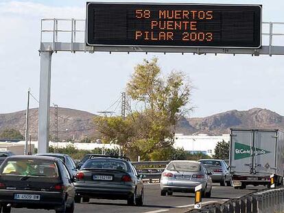 Información en uno de los paneles de mensaje variable en una carretera valenciana durante el puento del 9 d'Octubre y El Pilar.