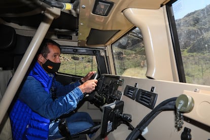 Ángel Escribano, consejero delegado de Escribano Mechanical Engineering, conduciendo la semana pasada un vehículo blindado Vamtac por el cerro El Viso, al suroeste de Alcalá de Henares (Madrid).