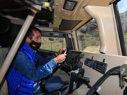 Ángel Escribano, consejero delegado de Escribano Mechanical Engineering, conduciendo la semana pasada un vehículo blindado Vamtac por el cerro El Viso, al suroeste de Alcalá de Henares (Madrid).