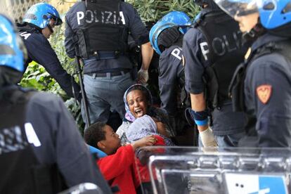 Agents de policia desallotgen un grup de migrants aquest dimarts a Ventimiglia, a la frontera entre Itàlia i França.