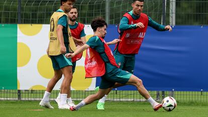 Vitinha golpea el balón ante Cristiano, João Félix y Bernardo Silva el viernes durante un entrenamiento de Portual en Marienfeld (Harsewinkel).