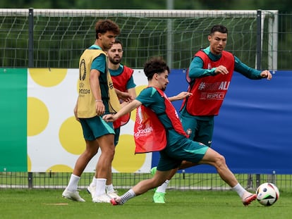 Vitinha golpea el balón ante Cristiano, João Félix y Bernardo Silva el viernes durante un entrenamiento de Portual en Marienfeld (Harsewinkel).