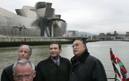 El presidente del Parlamento Vasco, Juan María Atutxa, el lehendakari Juan José Ibarretxe y Azkuna durante el paseo en barco realizado por la ría de Bilbao durante un acto electoral de la campaña de 2005.