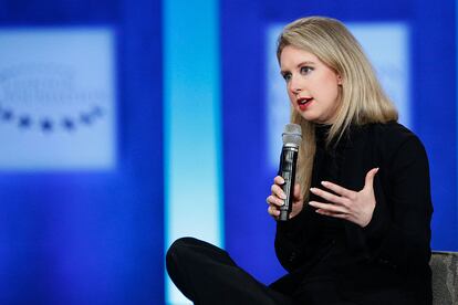 Elizabeth Holmes con el estilo que definió para ser tomada en serio: la imitación del look más característico de Steve Jobs. FOTO: getty Images