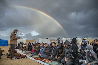 Palestinos desplazados durante el rezo por el Eid al-Fitr, que indica el fin del Ramadán, este miércoles en Rafah.