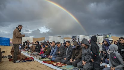 Palestinos desplazados durante el rezo por el Eid al-Fitr, que indica el fin del Ramadán, este miércoles en Rafah.