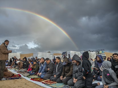 Palestinos desplazados durante el rezo por el Eid al-Fitr, que indica el fin del Ramadán, este miércoles en Rafah.