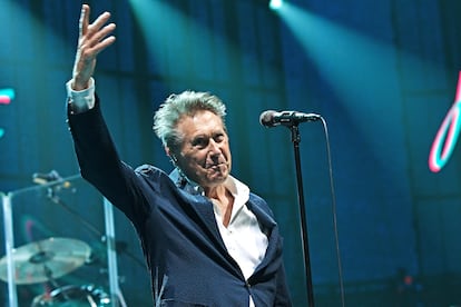 Bryan Ferry actuando el 14 de octubre de 2022 en The O2 Arena de Londres durante su gira de celebración de 50 años en la música.