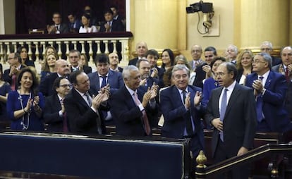 El senador del Partido Popular (PP), Pío García Escudero (primera fila derecha), aplaudido tras ser reelegido presidente del Senado.