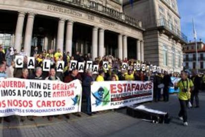 Manifestación ante la sede de la subdelegación del Gobierno en Pontevedra para protestar por las participaciones preferentes. EFE/Archivo