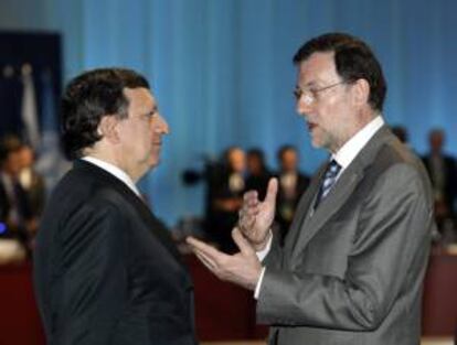 El presidente del Gobierno español, Mariano Rajoy, conversa con el presidente de la Comisión Europea, José Manuel Durao Barroso (i). EFE/Archivo