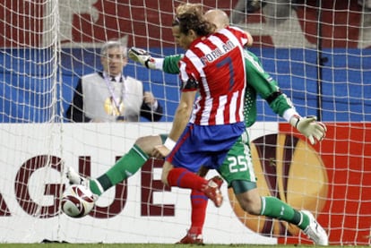 El jugador del Atlético, en el momento de marcar el gol ante el Liverpool.