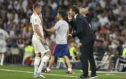 Julen Lopetegui da instrucciones a Kroos.