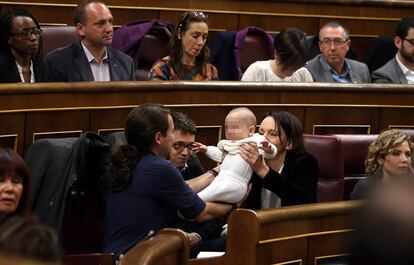 Pablo Iglesias, secretario general de Podemos, con el bebé de Carolina Bescansa diputada de Podemos.