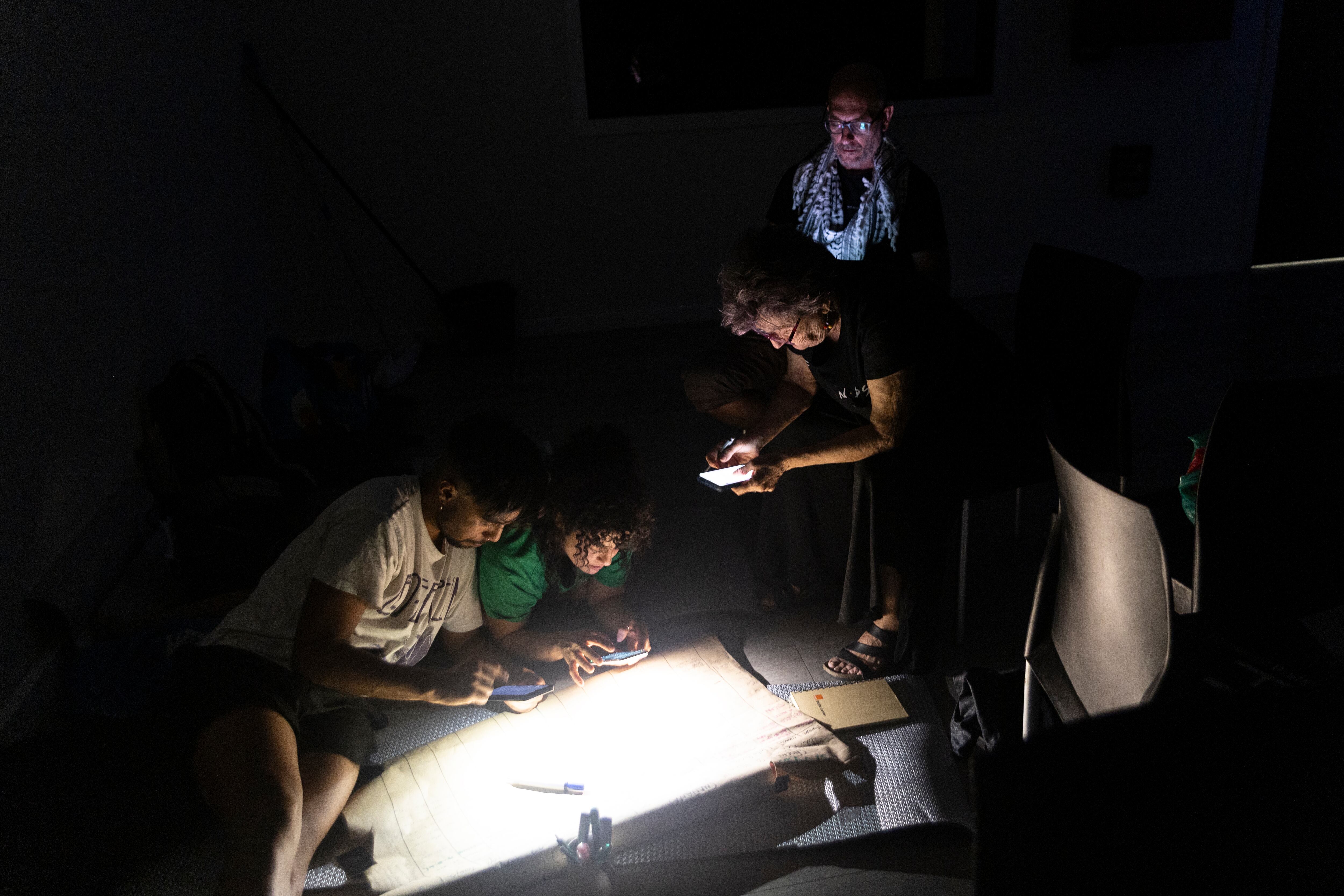 Los profesores encerrados trabajando de noche en el Círculo de Bellas Artes, el 3 de septiembre.