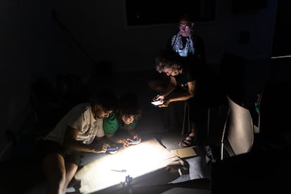 Los profesores encerrados trabajando de noche en el Círculo de Bellas Artes, el 3 de septiembre.