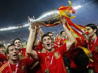 David Villa con el trofeo de la Eurocopa 2008.