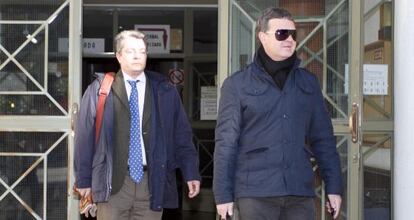 José Bernabé, con gafas oscuras, en la puerta del juzgado de Alicante, donde ha vuelto a negarse a declarar.