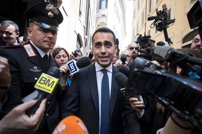 El líder del Movimiento Cinco Estrellas (M5S), Luigi di Maio, atiende a los medios en Roma este viernes.