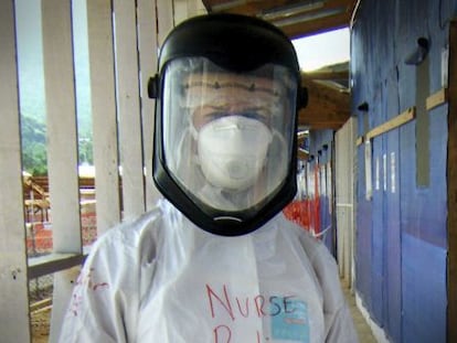 La enfermera escocesa Pauline Cafferkey cuando estaba en África el año pasado colaborando con Save the Children en un hospital en Sierra Leona, donde contrajo el ébola.