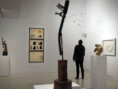 Un móvil de Alexander Calder, al fondo, con una escultura de Jean Arp al lado, en la sala 'El misterio de las formas'.