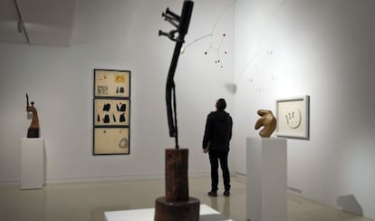 Un móvil de Alexander Calder, al fondo, con una escultura de Jean Arp al lado, en la sala 'El misterio de las formas'.