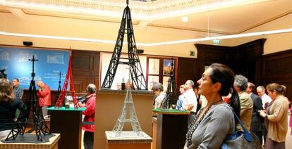 Replicas de la Cruz del Gorbeia, en la exposición de la Biblioteca Foral. 