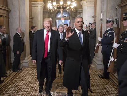 El presidente de Estados Unidos Donald Trump y el expresidente Barack Obama en 2017.