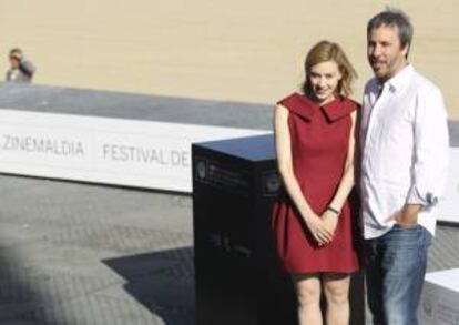 El realizador, Denis Villeneuve (d), y la actriz canadiense  Sarah Gadon (i), momentos antes de presentar su película "Enemy", en el marco de la 61 edición del Festival Internacional de Cine de San Sebastián.