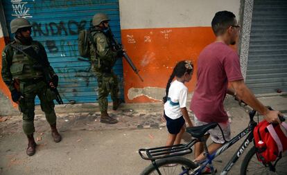 Operação militar na favela Kelson's, no Rio de Janeir, em fevereiro de 2018.
 