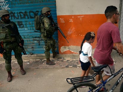 Operação militar na favela Kelson's, no Rio de Janeiro, em fevereiro de 2018.