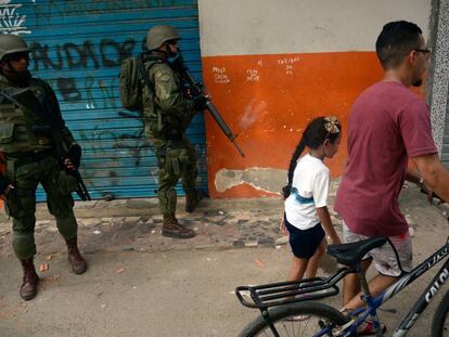 Operação militar na favela Kelson's, no Rio de Janeir, em fevereiro de 2018.
 