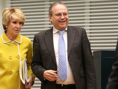 El exportavoz socialista en el Ayuntamiento de Madrid, Antonio Miguel Carmona, junto a Esperanza Aguirre, expresidenta popular de la Comunidad de Madrid.