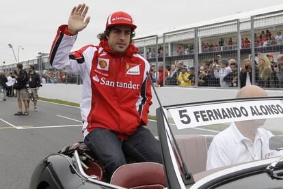 El piloto español, que partió desde el segundo lugar de la parrilla por detrás de Vettel, saluda a los aficionados congregados en el circuito de Montreal antes de la carrera.