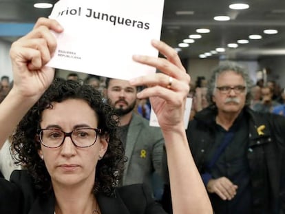 La secretaria general de ERC, Marta Rovira, muestra un cartel con el nombre de Oriol Junqueras.