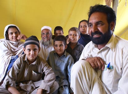 Mias Mohamad, ebanista de la aldea Nawgai, con parte de su familia. Mohamad se queja por no hay simpatías entre talibanes y Gobierno. "Por su culpa estamos viviendo como nómadas".