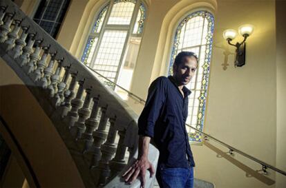 El guitarrista egipcio Ali Khattab posa en las escaleras del Círculo de Bellas Artes.
