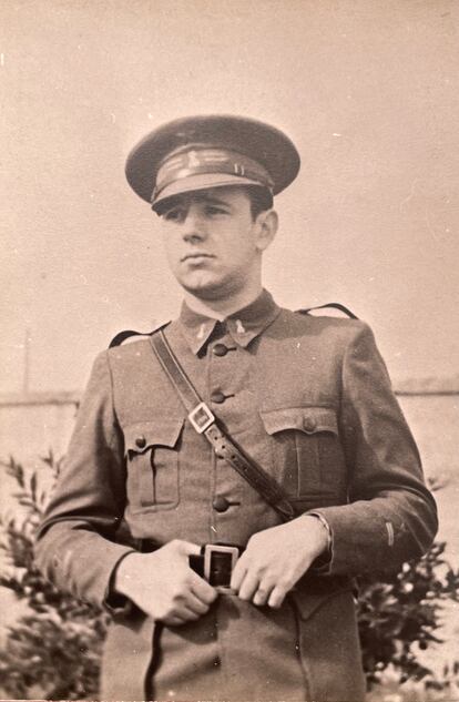 Fernando Rodríguez Miaja durante sus años de servició portando el uniforme militar. 