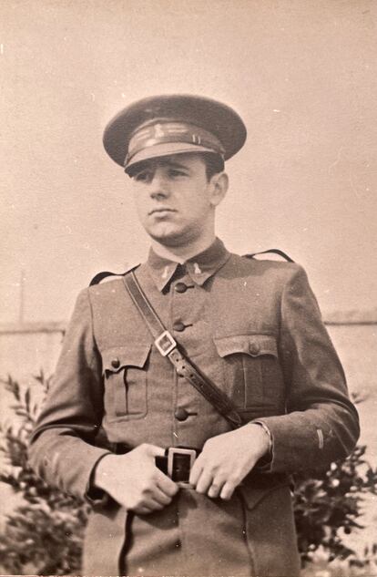 Fernando Rodríguez Miaja durante sus años de servició portando el uniforme militar.