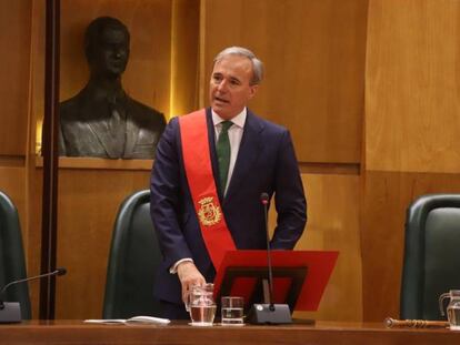 Azcón durante su discurso en el Ayuntamiento de Zaragoza