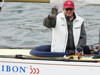 El rey emérito Juan Carlos I, este fin de semana,  navegando a bordo del 'Bribón' en Sanxenxo.