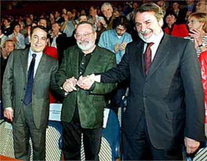 Nicolás Redondo, Fernando Savater y Jaime Mayor, ayer en el acto de ¡Basta Ya! en San Sebastián.