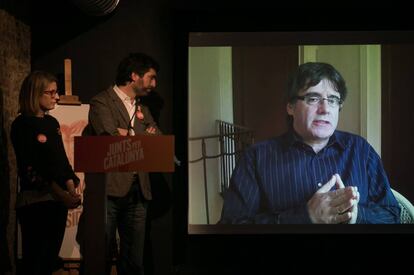 Carles Puigdemont participa per videoconferència en un acte electoral.