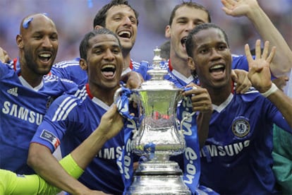 Anelka, Maluda, Belletti, Ivanovic y Drogba posan con el trofeo de campeones.