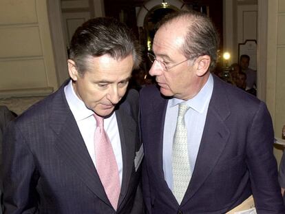 Miguel Blesa y Rodrigo Rato intercambian confidencias en un acto de 2002.