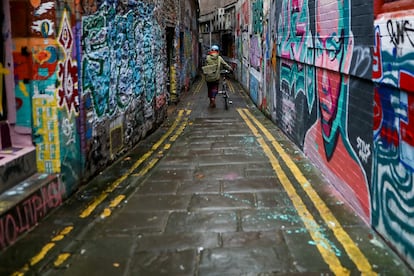 Los grafitis y murales urbanos pintan las calles de la zona de Stokes Croft de Bristol (Reino Unido).