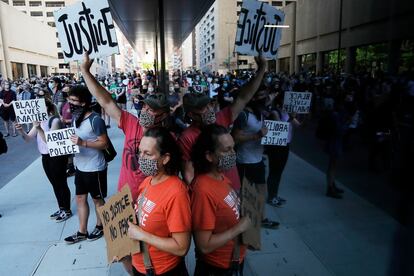 Protesta en Saint Paul  (Minnesota) por la muerte de George Floyd, este viernes.